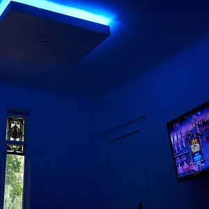 Blue Lounge ☆ Lafontaine Park ☆ Tv Cable , Montreal Canada